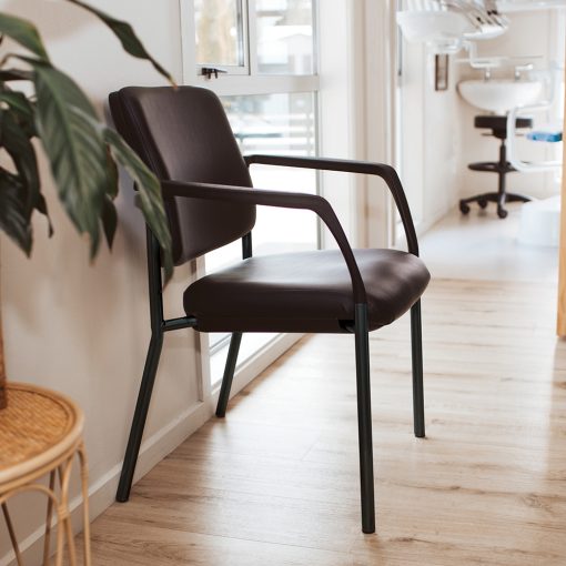 Buro Lindis 4 Leg | Black Frame, Black fabric, With Arms | From Side In-Situ