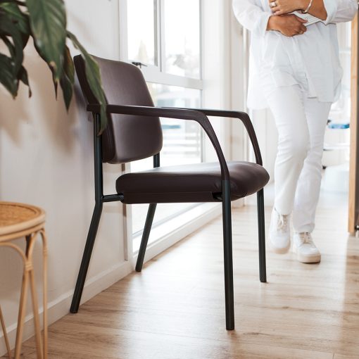 Buro Lindis 4 Leg | Black Frame, Black fabric, With Arms | From Side In-Situ