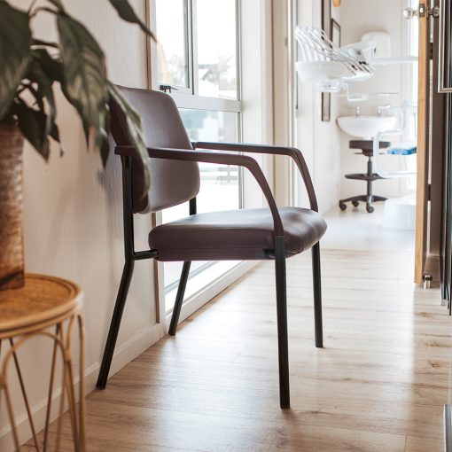 Buro Lindis 4 Leg | Black Frame, Black fabric, With Arms | From Side In-Situ